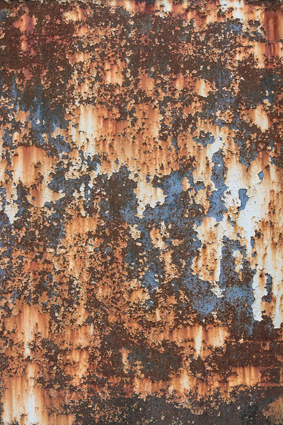 háttér kép rozsdás vas, a textúra különböző árnyalatú piros és narancs és néhány kék alkatrészek - Fotó, kép