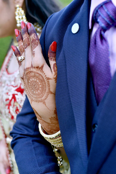 A closup shot of a young couple hugging and showing their wedding rings in india - Foto, Imagen