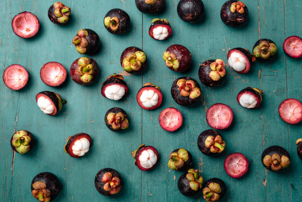 Frutta mangostano su sfondo di legno azzurro, Frutta tropicale - Foto, immagini