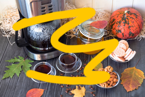 Осенний натюрморт чашка кофе и мед на столе с орехами и бобами - Фото, изображение