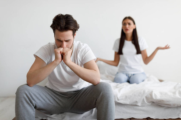 esposa descontenta culpando marido infeliz tener pelea en el dormitorio - Foto, Imagen
