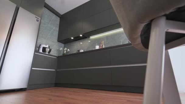 Lujo moderno cocina gris oscuro tiro desde ángulo bajo - Metraje, vídeo