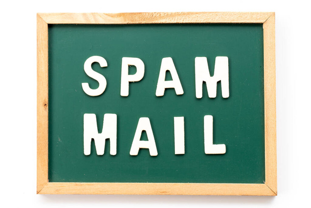 Alfabet letter in woord spam mail in schoolbord op witte achtergrond - Foto, afbeelding
