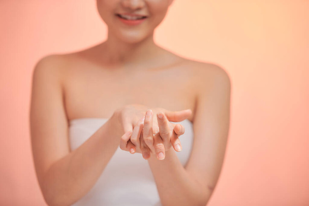 Girl hands applying moisturizing cream to her skin - Φωτογραφία, εικόνα