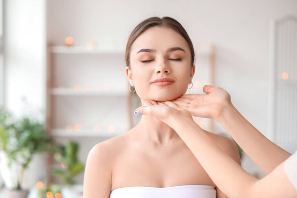 mladá žena dostává masáž obličeje v salonu krásy - Fotografie, Obrázek