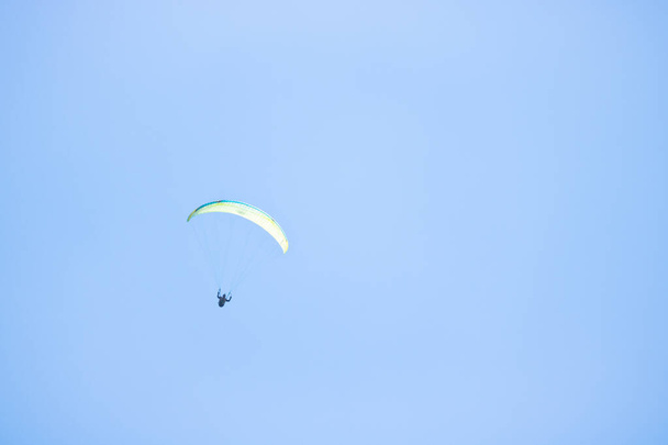 paragliding na modré obloze. Kopírovat volné místo na obrázku - Fotografie, Obrázek