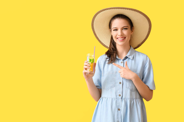 Giovane donna con limonata fresca su sfondo di colore - Foto, immagini