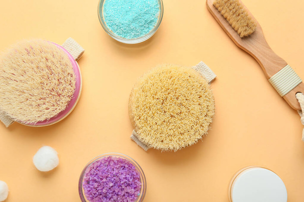 Différentes brosses de massage et fournitures de bain sur fond de couleur - Photo, image