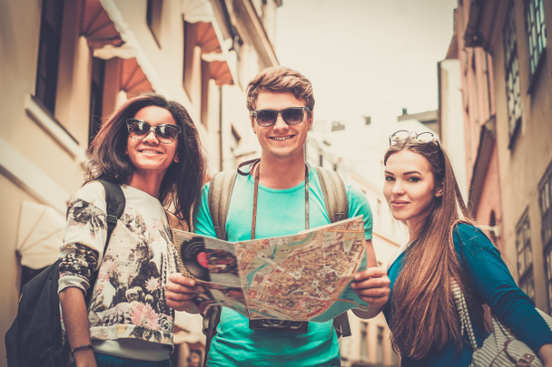 Multi étnicos amigos turistas con mapa en la ciudad vieja
  - Foto, Imagen