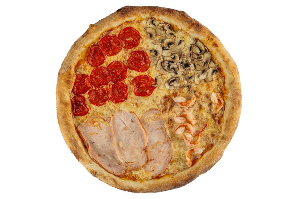 pizza tradicional italiana con jamón y pollo, rociada con bb - Foto, imagen