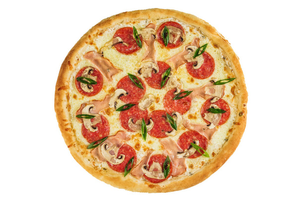 pizza italienne traditionnelle au jambon et poulet, arrosée de bb - Photo, image