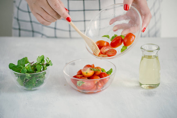 Tomaattisalaatti pinaatin, raejuuston, oliiviöljyn ja pippurin kanssa
 - Valokuva, kuva