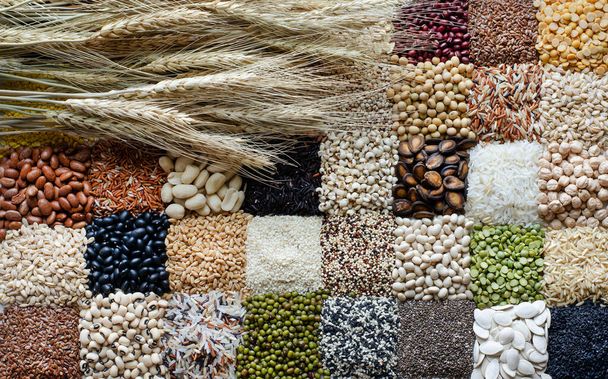 乾燥小麦の穂束のグループは、健康的またはきれいな食品成分の概念のために、天然の有機穀物や穀物の種子の背景の様々な種類に置きます - 写真・画像