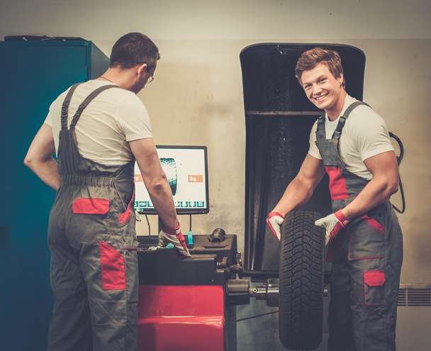 Deux mécaniciens balancier dans un atelier de voiture
 - Photo, image