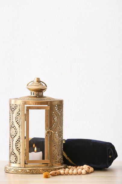 Мусульманський ліхтар з молитовним килимом і тасбіхом на світлому тлі. - Фото, зображення