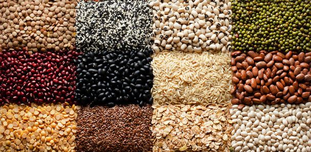 Grupo de cereales orgánicos secos y semillas de grano en patrón cuadrado consistió en lentejas, sésamo, guisante, frijol rojo y negro, arroz, semillas de lino, frijol mungo, y pinto, en tono oscuro - Foto, Imagen