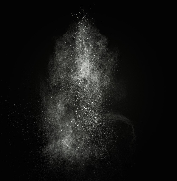 wit poeder exploderende geïsoleerd op zwart - Foto, afbeelding
