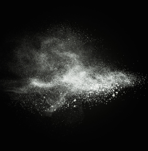 Polvo blanco explotando aislado en negro
 - Foto, imagen