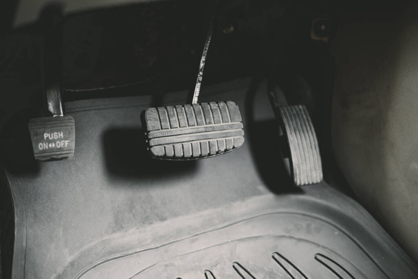 Oude retro gas pedalen en remmen in een auto.  - Foto, afbeelding