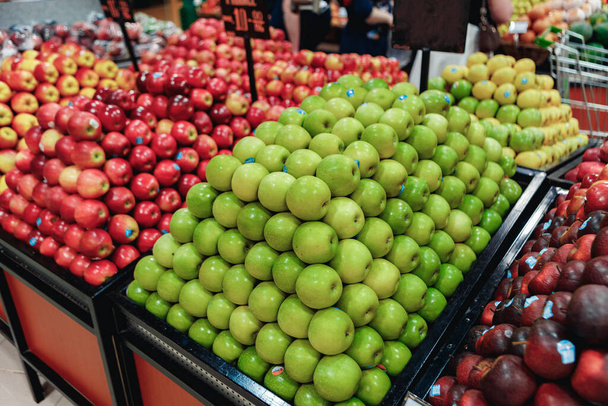 Stall with red and green fresh apples in supermarket - Foto, immagini