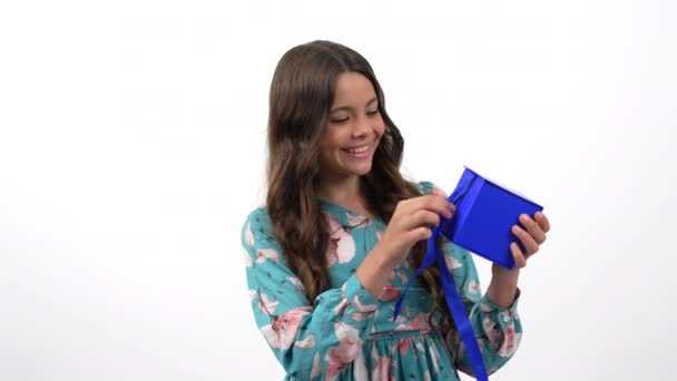 glückliches Kind offene Geschenkbox mit überraschtem Gesicht isoliert auf weiß, Überraschung - Filmmaterial, Video