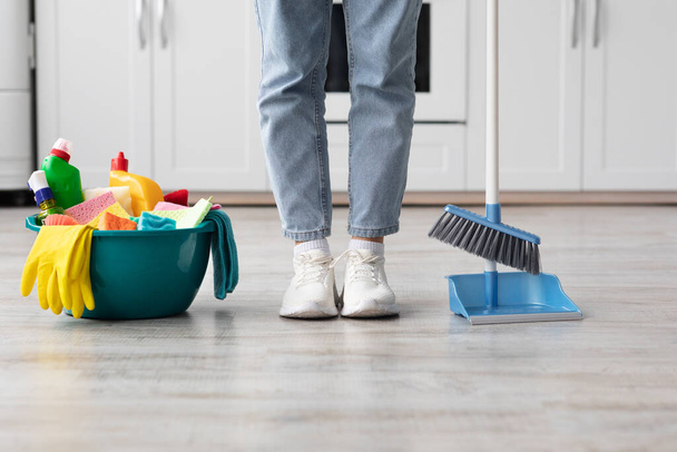 Unerkennbarer Mann oder Frau in lässigem Outfit putzt Wohnung - Foto, Bild