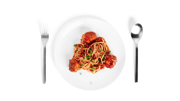 Spaghettis aux boulettes de viande en sauce tomate isolées sur fond blanc. - Photo, image
