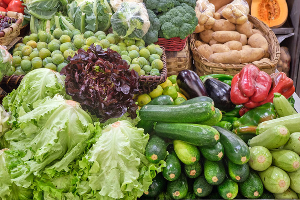Frischer Salat und Gemüse zum Verkauf auf einem Markt - Foto, Bild