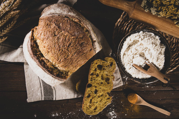 Vastikään paistettua vehnää, kurkumaa ja ruisleipää, maalaisleipää. Yksinkertainen leipä aamiaiseksi - Valokuva, kuva