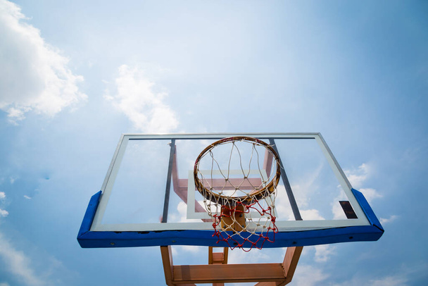 Basketbol potası yine duruyor Gün ışığında mavi gökyüzü - Fotoğraf, Görsel