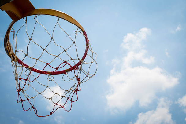 koszykówka obręcz stanąć ponownie niebieskie niebo w słoneczny dzień - Zdjęcie, obraz