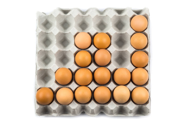 Uova disposte in numero isolato su fondo bianco - Foto, immagini