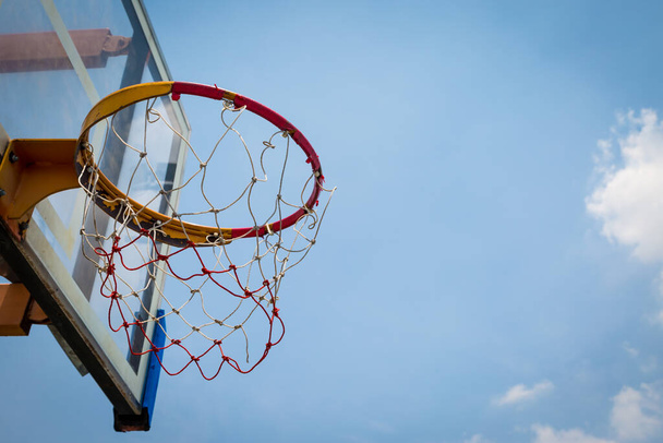 basketbal obruč stojí opět modrá obloha na slunci den - Fotografie, Obrázek