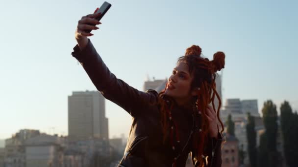 Stylová žena dělá selfie na smartphonu. Hipster fotografování po telefonu kamery. - Záběry, video