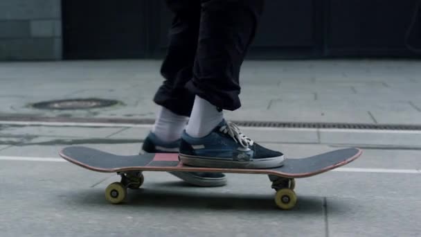 Nerozpoznatelný muž nohy vyvažování na skateboarding na ulici města detailní up. - Záběry, video