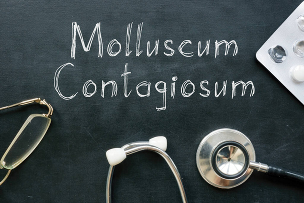 Mollus兼contagiosumは、テキストを使用して医療写真に表示されます - 写真・画像