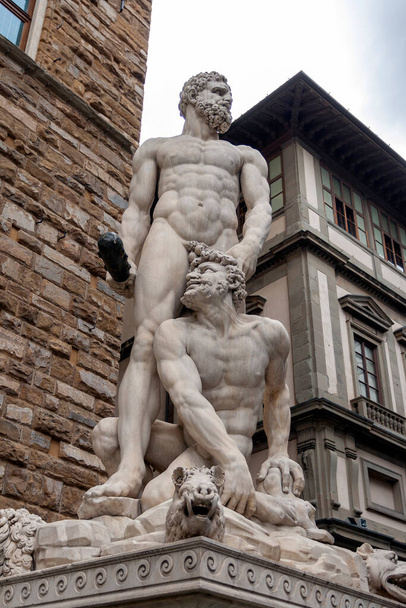 Памятник Геркулесу и Каку перед дворцом Веккьо на площади Синьории во Флоренции, Италия. - Фото, изображение