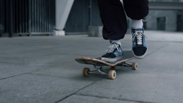 ボードの屋外で未知のスケーターに乗る。認識できない男の足外でスケート. - 映像、動画