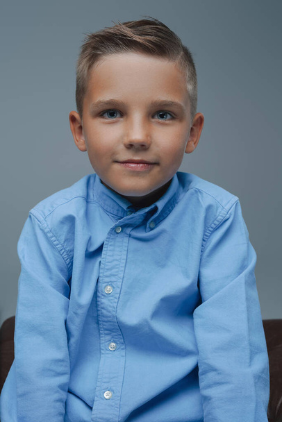 Preteen kid with tanned skin against grey background - Foto, Imagen