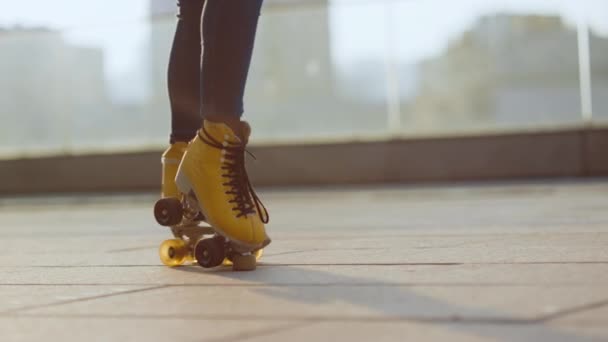 Piernas de mujer montando en patines al aire libre. Patinador realizando moonwalk. - Metraje, vídeo