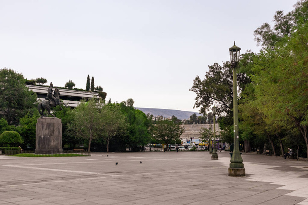 Atene, Grecia - 24 settembre 2019: Statua di George Karaiskakis immersa nel verde sulla piazza di marmo di fronte al sito olimpico bianco Stadio Panathenaic - Foto, immagini