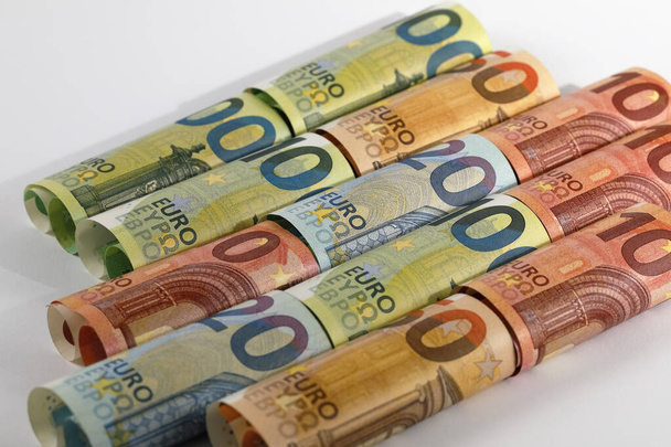 Het imago van opgerolde eurobankbiljetten. Eurobankbiljetten zijn niet gemaakt van papier, maar van zuivere katoenvezel om de duurzaamheid ervan te verbeteren.. - Foto, afbeelding