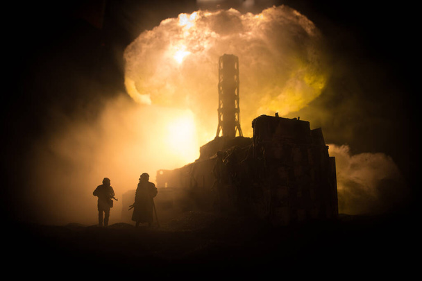Δημιουργική διακόσμηση έργων τέχνης. Πυρηνικός σταθμός Τσερνομπίλ τη νύχτα. Διάταξη εγκαταλειμμένου σταθμού του Τσερνομπίλ μετά την έκρηξη του πυρηνικού αντιδραστήρα. Επιλεκτική εστίαση - Φωτογραφία, εικόνα