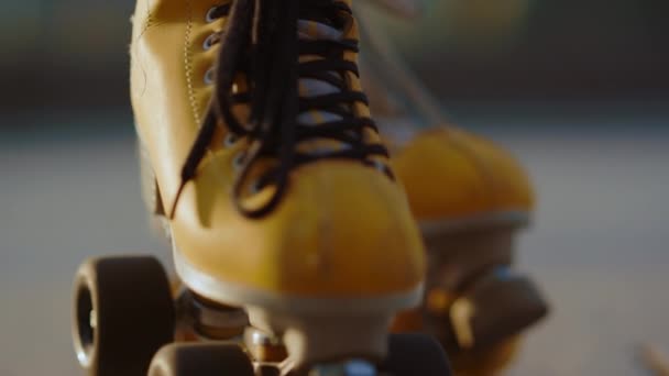 Patines amarillos de primer plano. Botas elegantes con ruedas para patinar en verano. - Metraje, vídeo