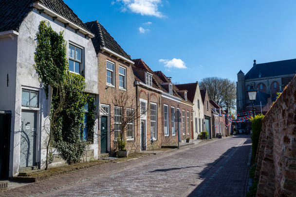Blick auf alte mittelalterliche Häuser in der kleinen historischen Stadt Veere in den Niederlanden, Walcheren, Provinz Zeeland - Foto, Bild