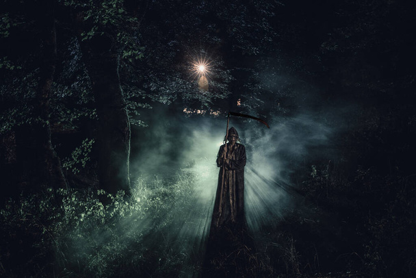 Tod mit der Sense im dunklen Nebelwald. Frau Horrorgespenst hält Schnitter im Wald, Halloween-Konzept - Foto, Bild