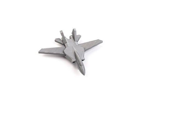 Μοντέλο γκρι μινιατούρα μαχητικό jet δημιουργήθηκε σε ένα 3d εκτυπωτή, σε λευκό φόντο. έννοια της μεταφοράς - Φωτογραφία, εικόνα