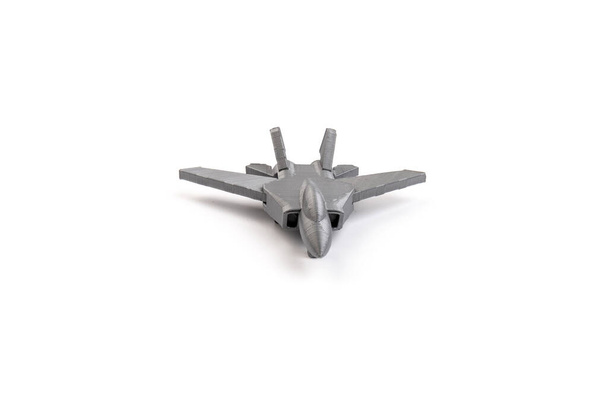 3Dプリンターで作成されたモデルグレーのミニチュア戦闘機は、白い背景に。交通概念 - 写真・画像