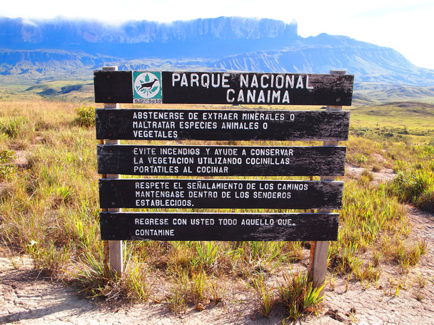 yön tabelası. Canaima Ulusal Parkı. Venezuela. - Fotoğraf, Görsel