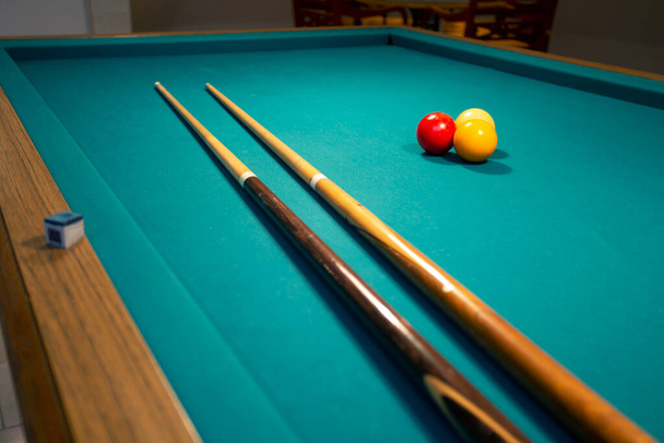 Зеленая ткань бильярд или бильярдный стол красный, желтый и белый мяч, хобби и спорт с копировальным пространством крупным планом - Фото, изображение